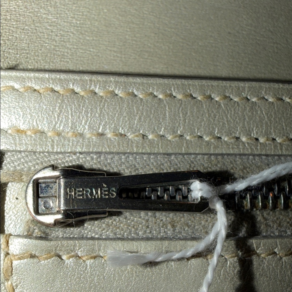 Hermès Metallic Silver Leather Bifold Wallet - Picture 5 of 14